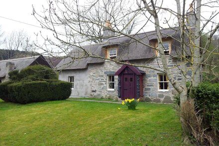 Unique thatched cottage ,restored to highest spec in gorgeous countryside