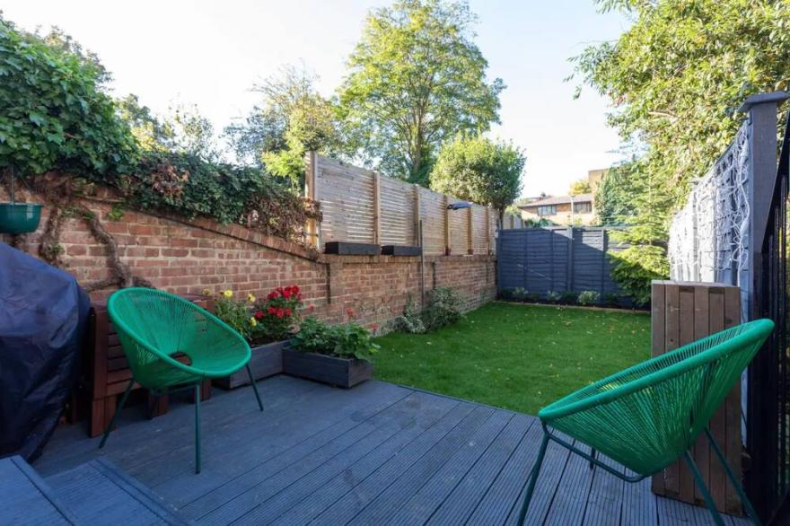 Stylish 2 Bedroom Flat with Large Private Garden