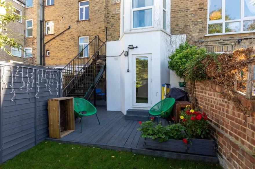 Stylish 2 Bedroom Flat with Large Private Garden