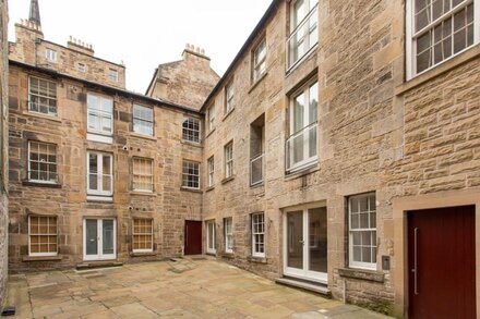 Gorgeous Grassmarket Apartment! In quiet & secure courtyard in central Old Town