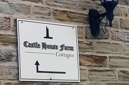 Idyllic self-catering cottages at Castle Hill between Huddersfield and Holmfirth