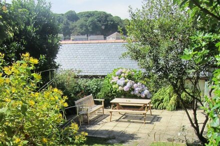 Holiday House 400M walk to beach & 100M to harbour with private Sunny Garden.