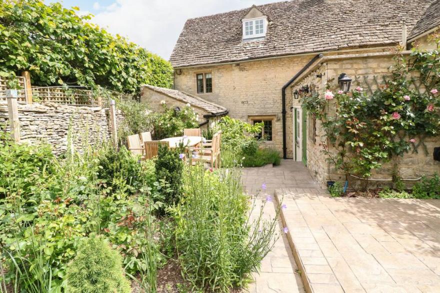 ROOD COTTAGE, Pet Friendly, Character Holiday Cottage In Burford