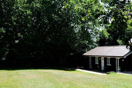 The Old Stables - Contemporary Cottage Surrounded by Woodland and Vineyards