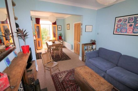 Delightful 2 bed garden cottage (free parking)