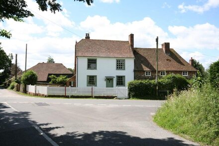 Period Farm House 4 poster beds, hot tub, cinema, wood fires, slipper bath, AGA