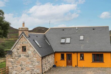 CUILFEARNE CROFT, pet friendly, character holiday cottage in Thurso