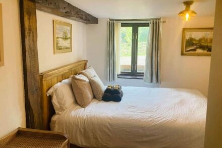 River Avon Retreat - A Rustic Gem on The Riverbank