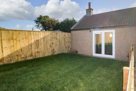 THE BUNGALOW, pet friendly, with a garden in Longframlington