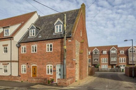 Fulmar is a three-bedroomed property which comfortably sleeps six people and comes with a Beach Hut