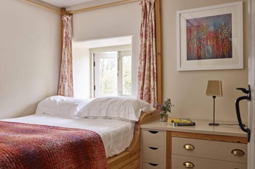 Maristow- A generously sized, stylish end-of-terrace 4* Gold Devon holiday cottage,