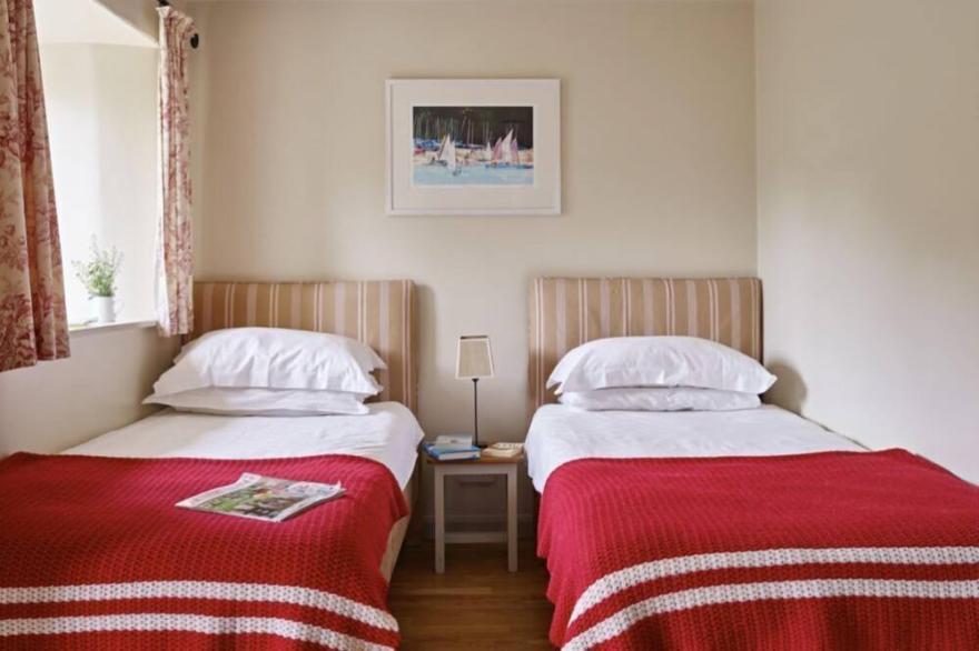 Maristow- A generously sized, stylish end-of-terrace 4* Gold Devon holiday cottage,