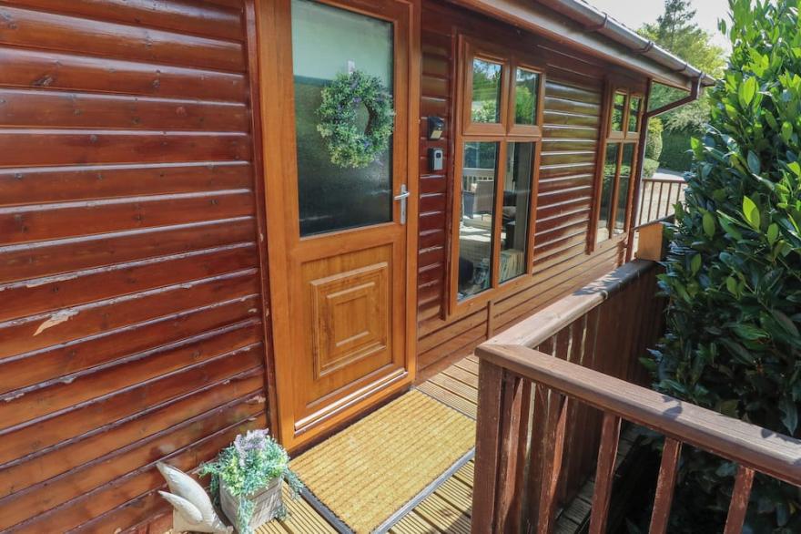 1 HORNBEAM LODGE, family friendly, with hot tub in Narberth