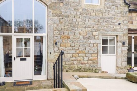 MOSSCARR BARN, pet friendly, luxury holiday cottage in Pateley Bridge