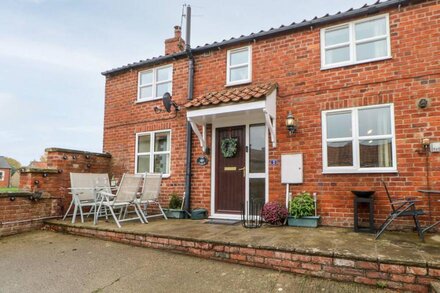 1 WILDSMITH COURT, pet friendly, with open fire in Kirkbymoorside