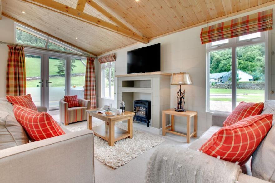 Llyn Dinas Lodge - Two Bedroom House, Sleeps 4