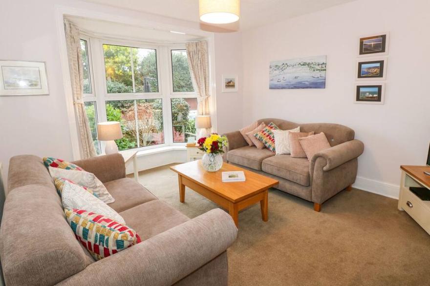 AVALON, family friendly, with a garden in Freshwater