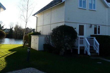 Perfect Retreat Pet Friendly Cotswold Lakeside Lodge, 3 Bed/2 bath, free parking