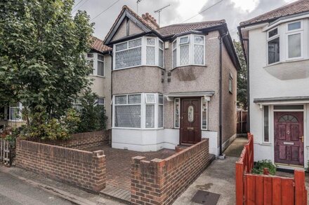 Lovely 4-BedRoom House  Near Romford Station