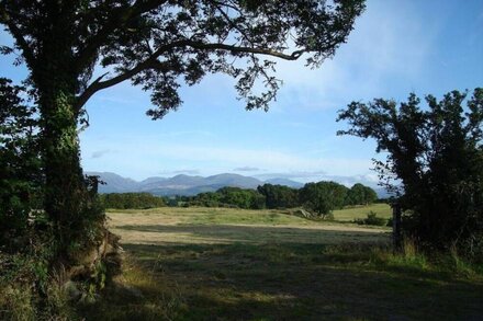 Spring Cottage (Sleeps 8) - Holiday Cottages With  Views Of Snowdonia Range