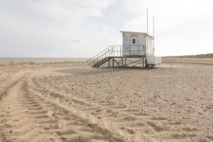 BREYDON COTTAGE, family friendly, with a garden in Gorleston-On-Sea