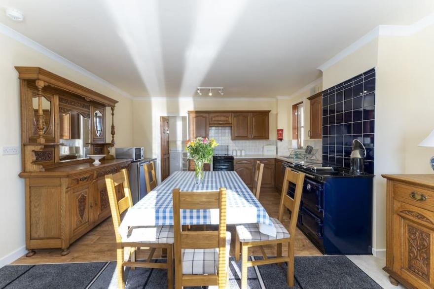 Melville Lodge  -  a cottage that sleeps 6 guests  in 3 bedrooms