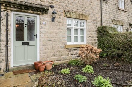 29 BONDGATE, pet friendly, character holiday cottage in Helmsley