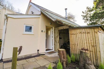 THE RETREAT, country holiday cottage, with a garden in Malvern