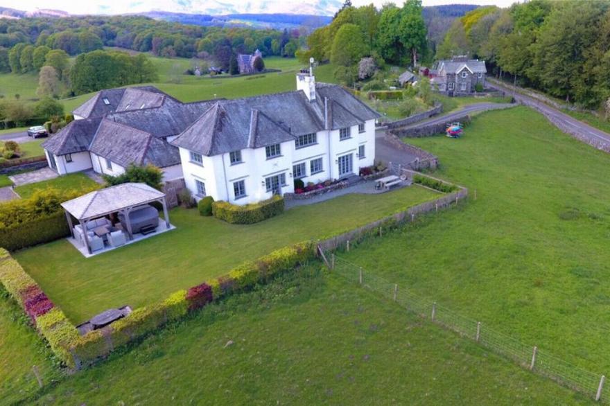 HAWKRIGG FARM, family friendly, with hot tub in Far Sawrey