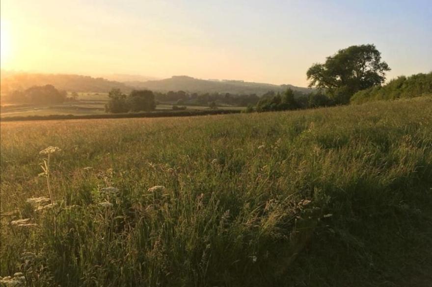 Valley View Barn -LUXURY DETACHED BARN -DERBYSHIRE - Sleeps up to14 persons