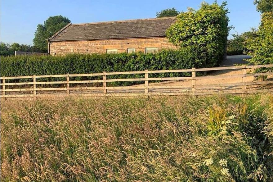 Valley View Barn -LUXURY DETACHED BARN -DERBYSHIRE - Sleeps Up To14 Persons