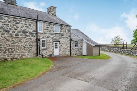 GWRTHEYRN, pet friendly, character holiday cottage in Dyffryn Ardudwy