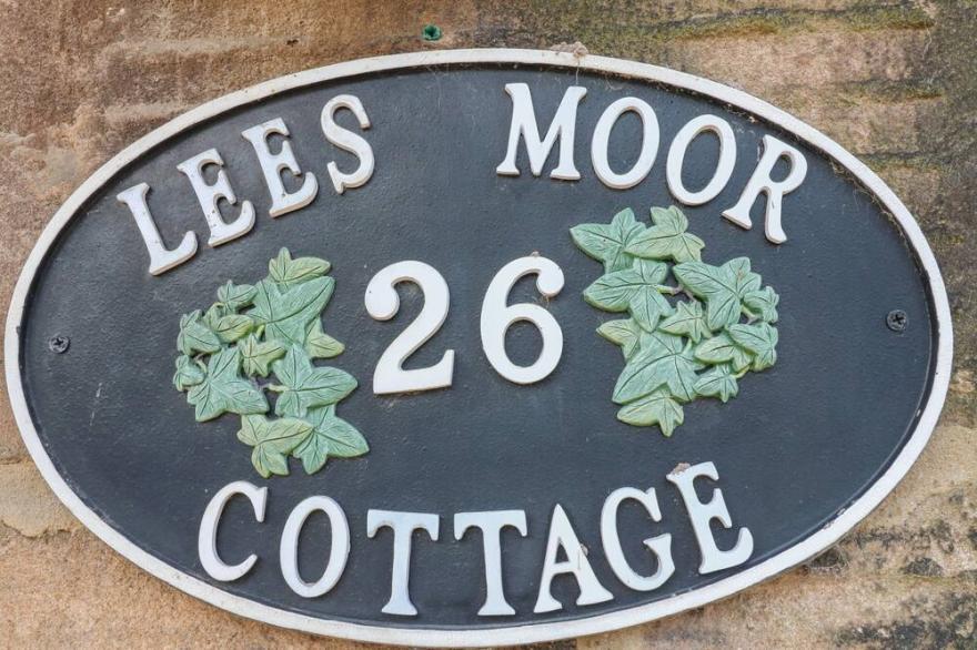 LEES MOOR COTTAGE, pet friendly, character holiday cottage in Rowsley