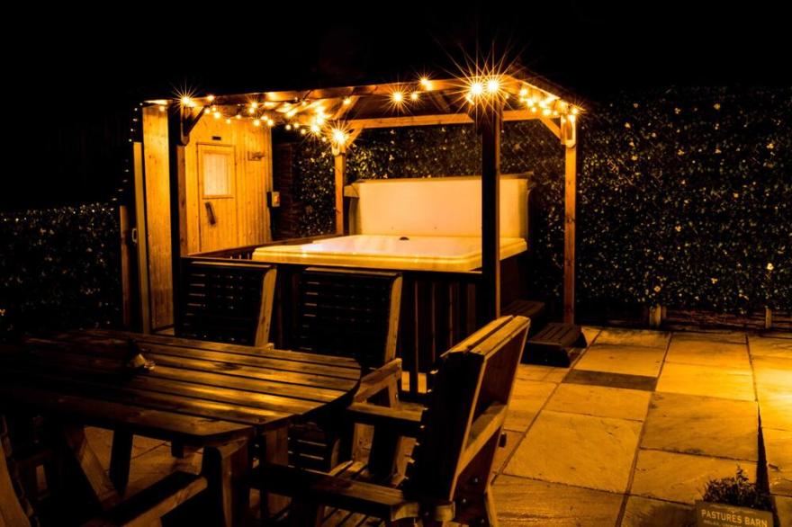PASTURES BARN, pet friendly, luxury holiday cottage in Leek