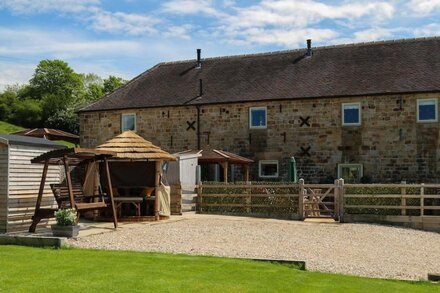 PASTURES BARN, pet friendly, luxury holiday cottage in Leek