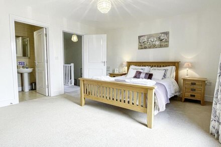 Spacious and stylish 4-bed townhouse in Dorset | Sea Views - Sleeps 8