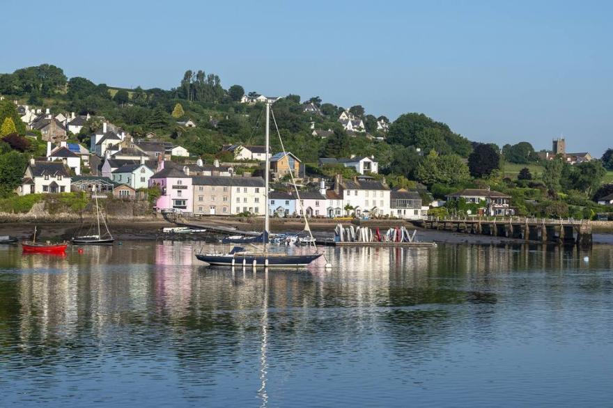 3 GLENDALE COTTAGES, character holiday cottage in Dartmouth