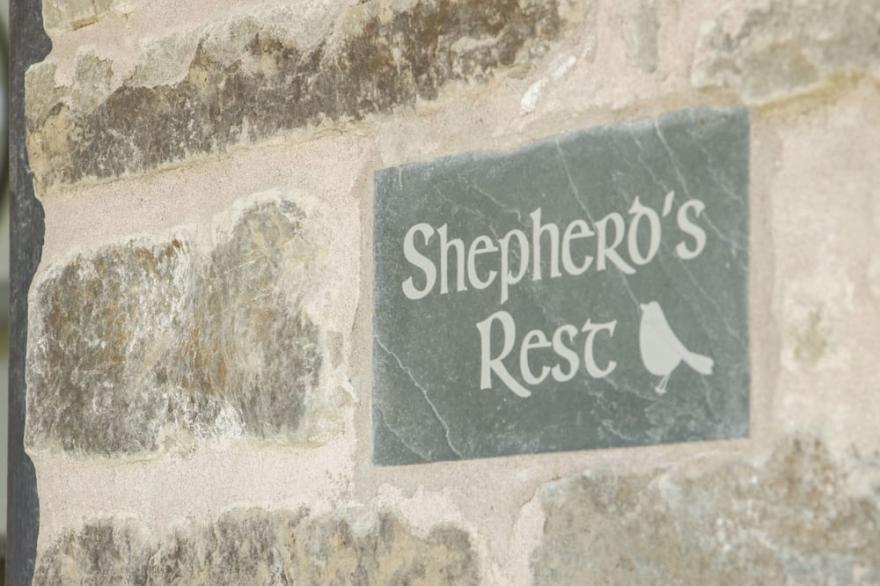 SHEPHERD'S REST, pet friendly, luxury holiday cottage in Montgomery
