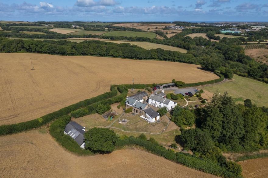 Kingfisher Cottage - Dog friendly sleeping 4 with a pool