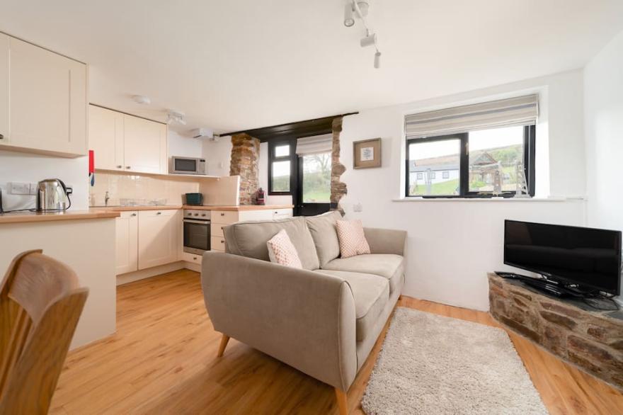 Kingfisher Cottage - Dog friendly sleeping 4 with a pool