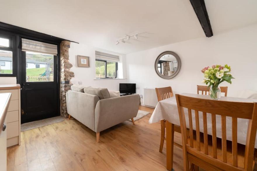 Kingfisher Cottage - Dog friendly sleeping 4 with a pool