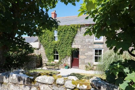 THE FARMHOUSE, family friendly, country holiday cottage in Pendeen