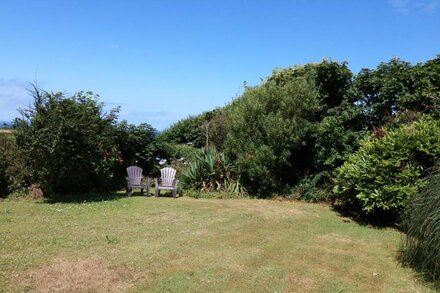 THE QUILLET, character holiday cottage, with a garden in Pendeen