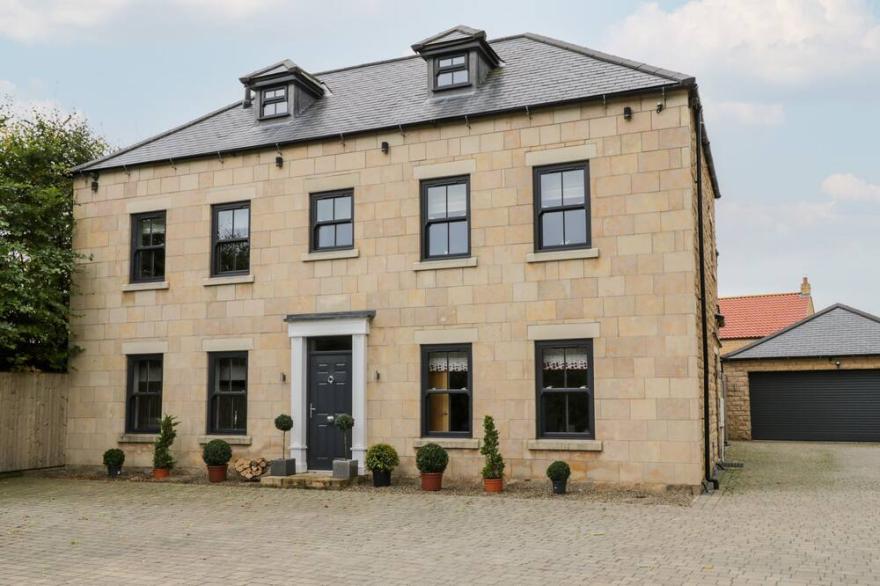 MANOR HOUSE, Pet Friendly, With Hot Tub In Seamer, North Yorkshire