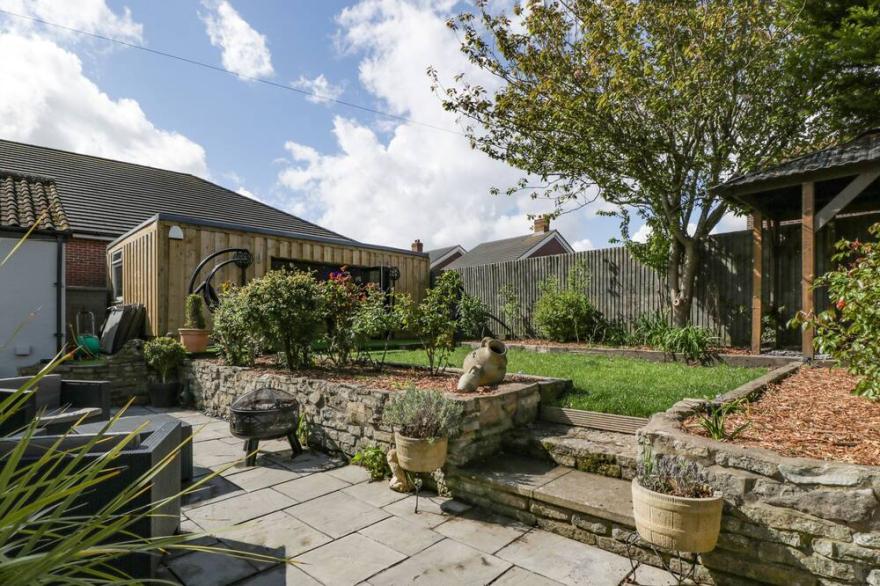 BERROW LODGE, pet friendly, with hot tub in Burnham-On-Sea