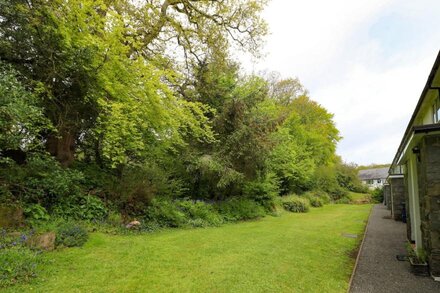 22 GLYN Y MOR, pet friendly, country holiday cottage in Llanbedrog