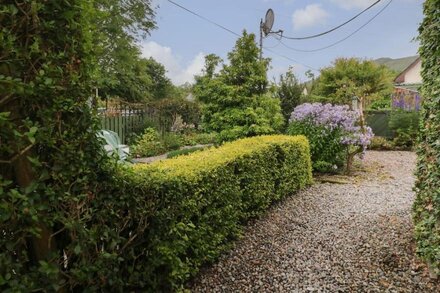 GLEN NEVIS COTTAGE, pet friendly, with open fire in Fort William