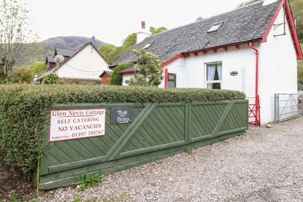 GLEN NEVIS COTTAGE, pet friendly, with open fire in Fort William