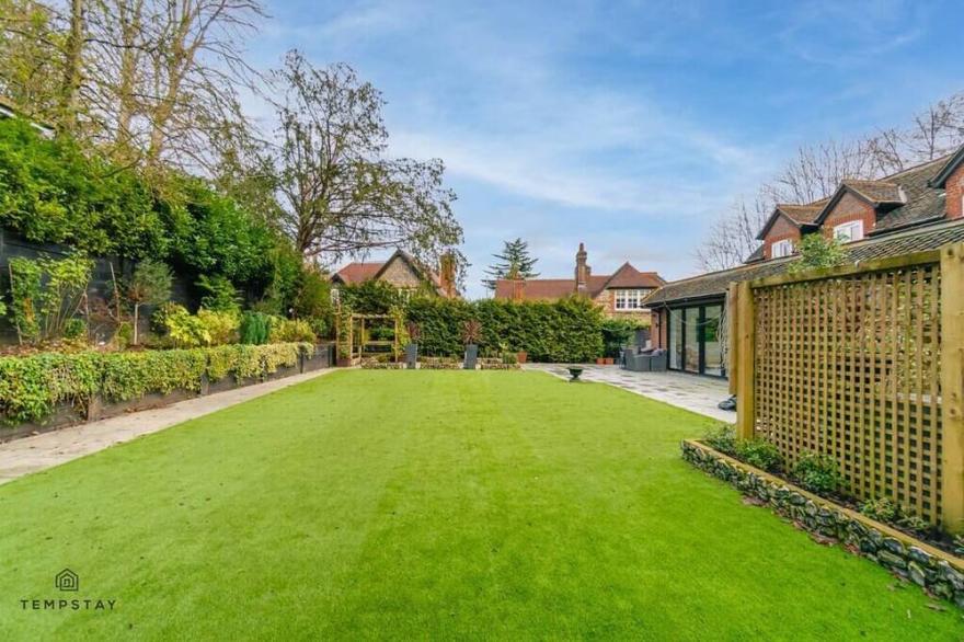 Hidden Gem, Luxury 5 Bed Near Warner Bros Studios