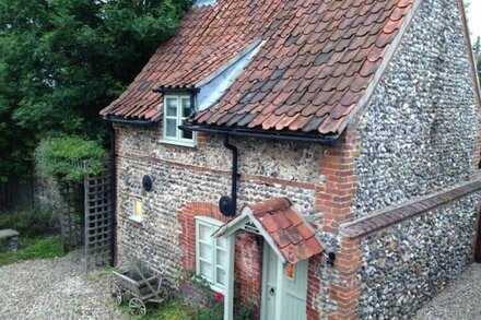 Cosy traditional riverside cottage in Area of Outstanding Natural Beauty